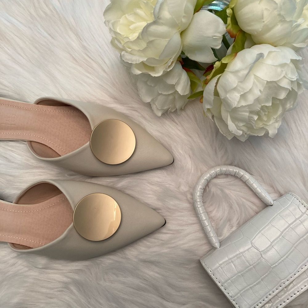 Riveted Off White Crème Gold Pointed Toe Flat Mules Shoes - Picture 9 of 17